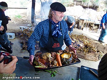 Victor Goye y su famoso curanto en Colonia Suiza, Bariloche. Fusión de las culturas aborigen y centroeuropea.