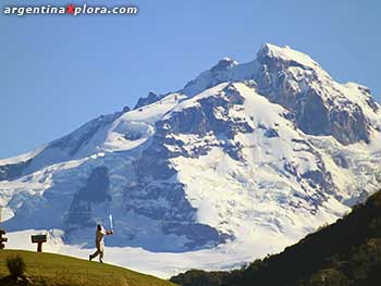 Swinging en Llao-Llao. Detrás el Cerro Tronador