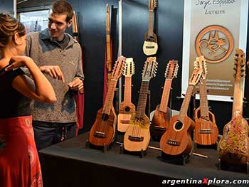 Stand de un luthier en la Feria