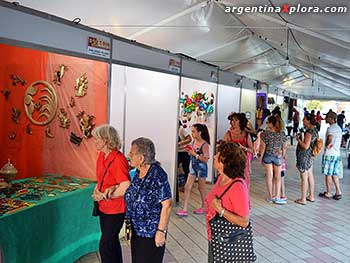 Recorriendo la Feria de Artesanías "Augusto Raúl Cortazar"