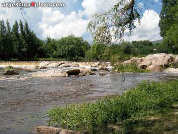 Río Cosquín. El baño en sus aguas durante la tarde es renovador 