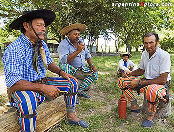 Tomando unos mates en Iberá, Corrientes