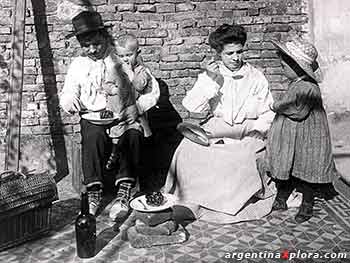 Inmigrantes italianos recién desembarcados. Buenos Aires c.1905.