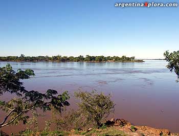 Vista de Paso de la Patria desde Isla del Cerrito. Río Paraná