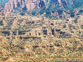 paredes de areniscas y aglomerados de coloración rojiza