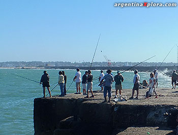 Pescadores en escollera