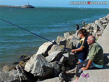 pareja pescando en el puerto