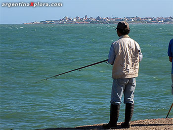 pesca en la Escollera Sur mirando a Punta Mogotes