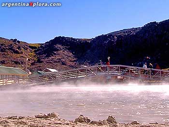 Puente sobre el centro termal Copahue