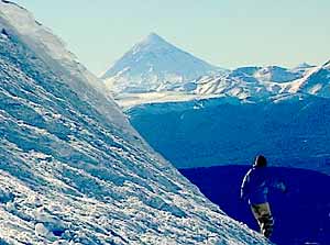 Cerro Chapelco, detrás el volcán Lanín