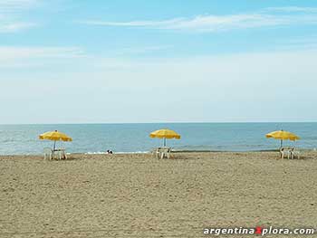 Sombrillas en la playa de Villa Gesell