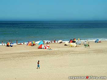 carpas en la playa de Mar de las Pampas