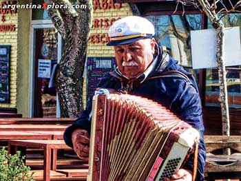 Giuseppe Salerno. canta y alegra a los visitantes del puerto con sus canzonettas.