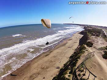 Parapente sobre el acantilado