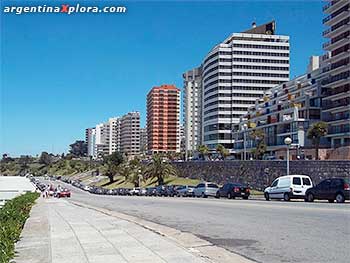 Edificios en la Av. costanera Playa Grande