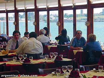 Restaurant con vista al puerto y a Playa Grande