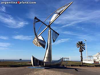 Escultura del Pájjaro Gómez en Av. Bunge y el mar