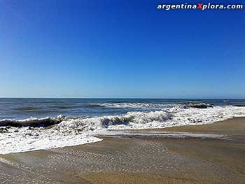 El agua es templada. Recibe una corriente de Brasil