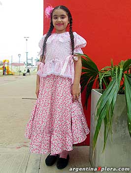 Niña correntina con traje de paisanita