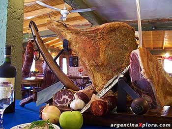 Típica selección de carnes salvajes: ciervo, jabalí y trucha