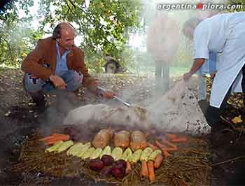 Francis Mallmann preparando un curanto