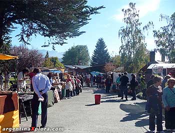 Feria de artesanías en la plaza