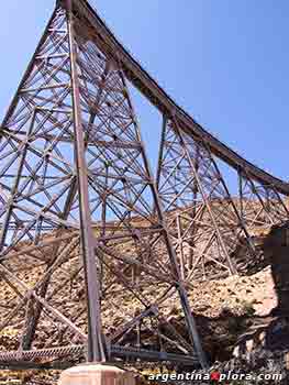 Imponente torre de sustentación del Viaducto