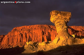 Valle de la Luna. Detrás las Barrancas Coloradas