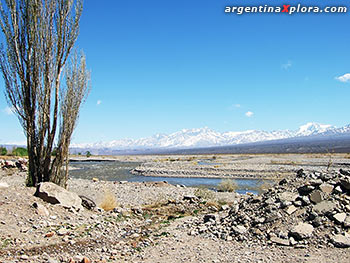 Rio de los Patos, detrás la Cordillera de Ansilta 
y sus siete picos