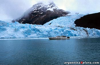 lancha frente al glaciar